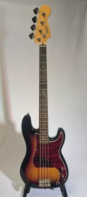 Squier - Classic Vibe 60s Precision Bass, Laurel Fingerboard - 3-Tone Sunburst